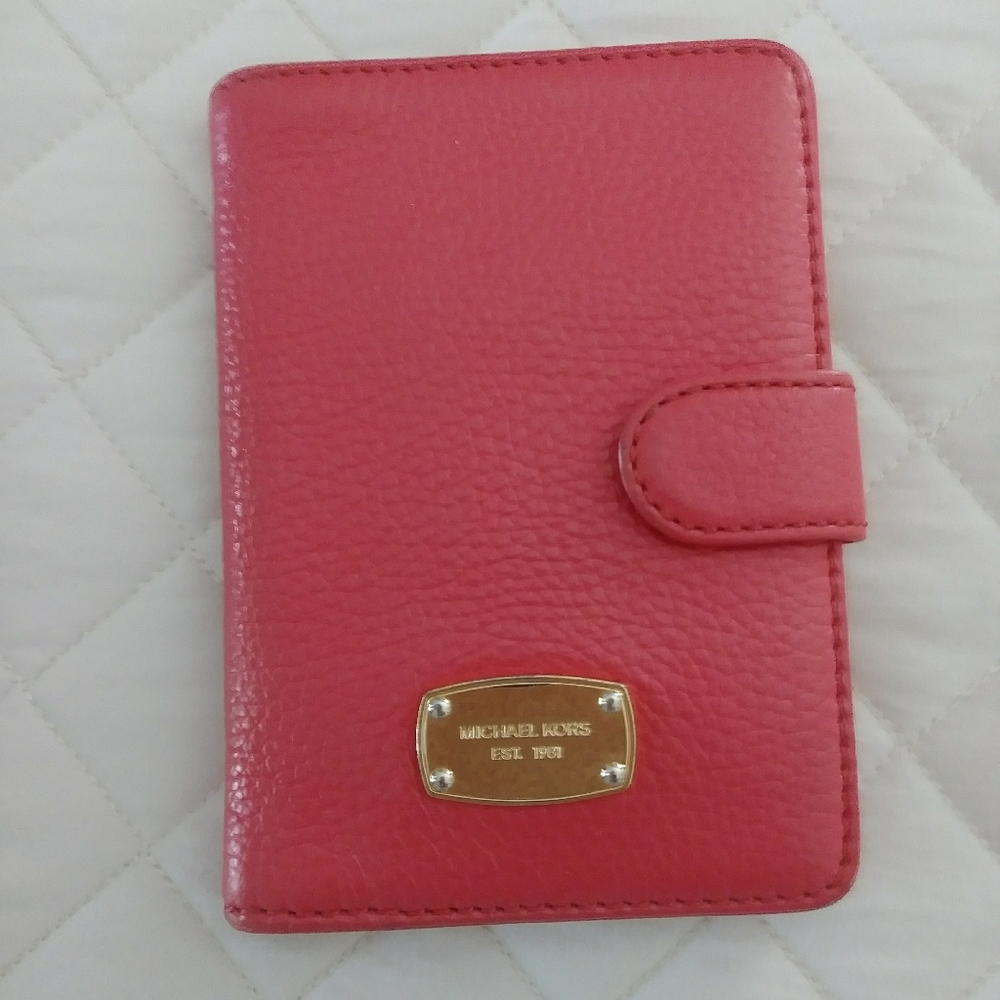 Michael kors pebbled leather wallet excellent cond